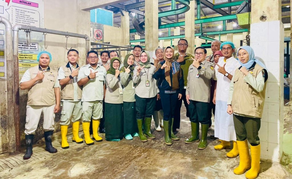 Direktur Jenderal Peternakan dan Kesehatan Hewan, Direktur Kesehatan Masyarakat Veteriner, dan Staf Khusus Wakil Presiden melaksanakan kegiatan kunjungan ke Rumah Potong Hewan  RPH  di Tapos, Depok