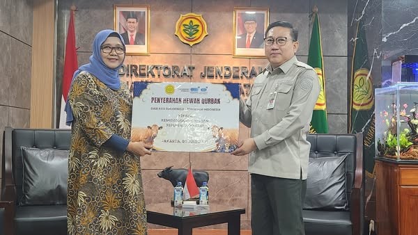 Sucofindo - Surveyor Indonesia Serahkan Sapi Kurban untuk Masyarakat Melalui Masjid Kementan