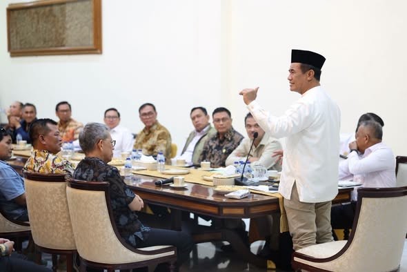 Temui Peternak Pukul 06.00, Mentan Amran Berikan Solusi Serap Jagung Tekan Biaya Pakan