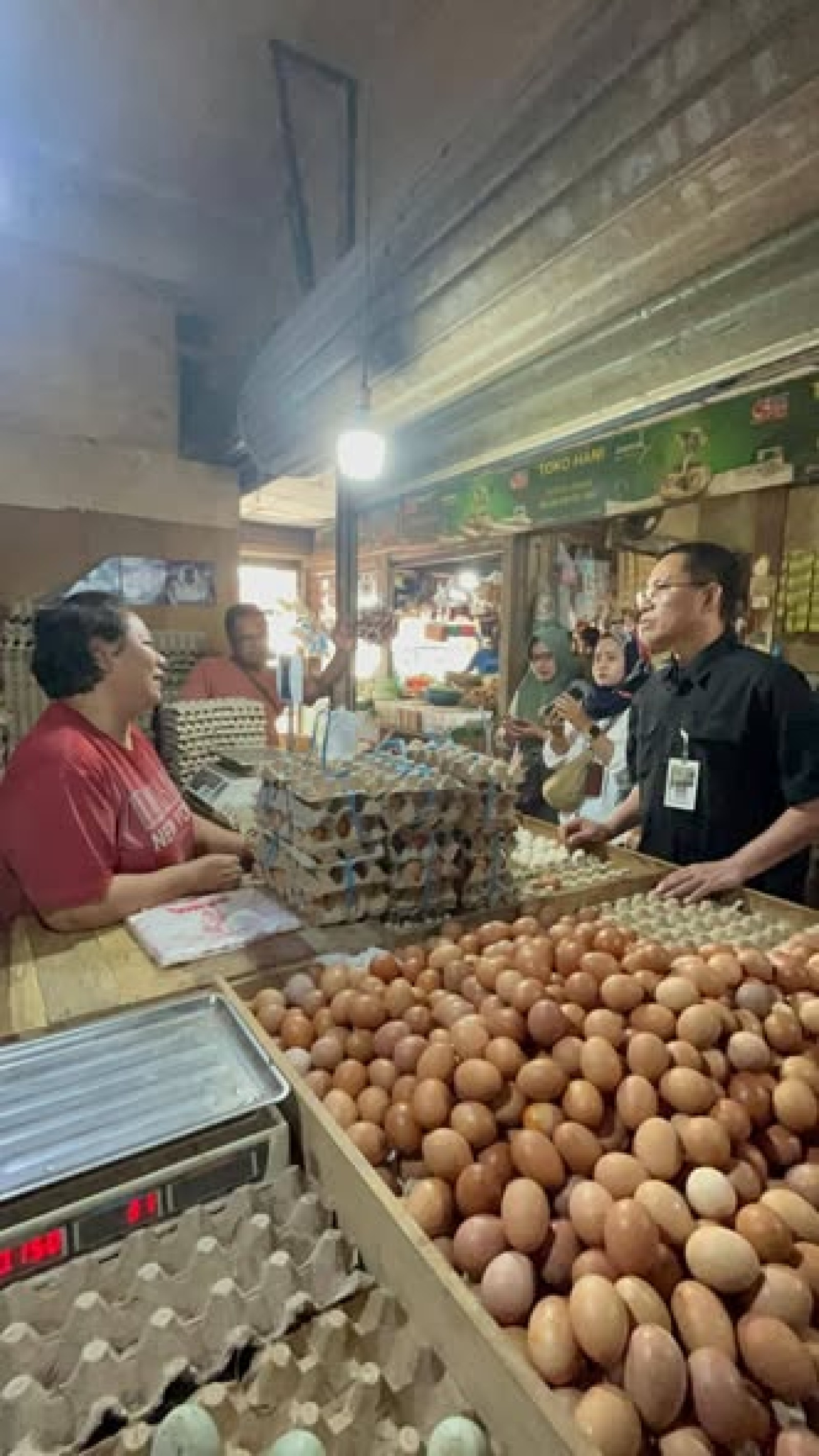 Kementan dan Bapanas Cek Pasar Johar Karawang, Stok Telur Melimpah dan Harga Ayam Terkendali