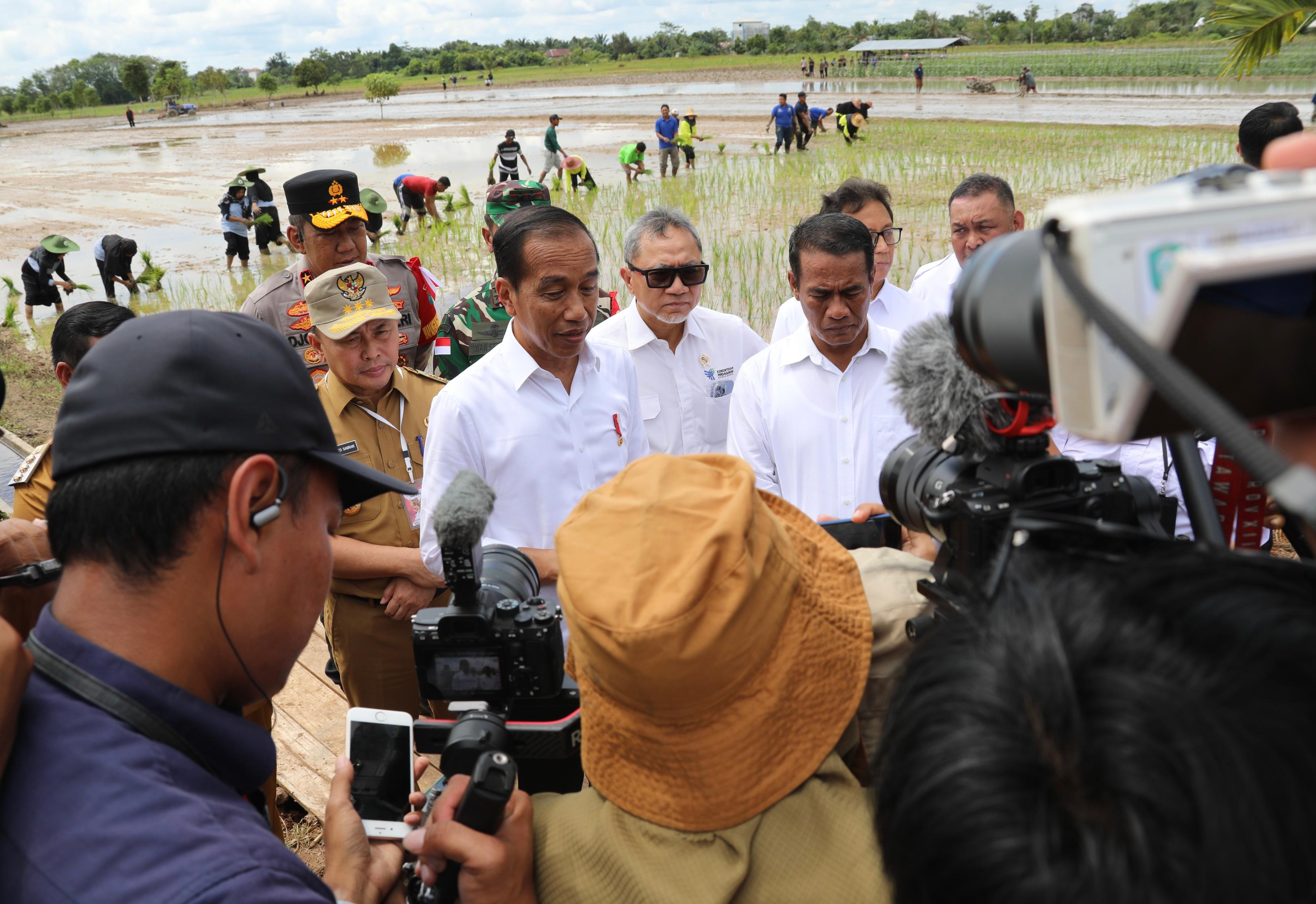 Mentan Amran Dampingi Presiden Tinjau Program Pompanisasi di Kotawaringin Timur